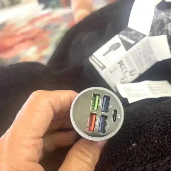 5-Port Car Charger: Fast Charge, Smart Voltage - Picture 3 of 4